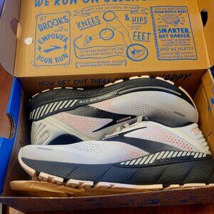 New, never worn Brooks Tennis Shoes Adrenaline GTS 22